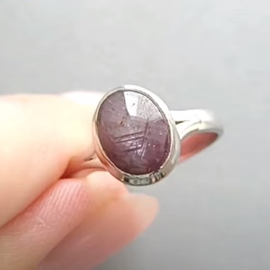 Кольцо 'Исида' с звёздчатым рубином, родий